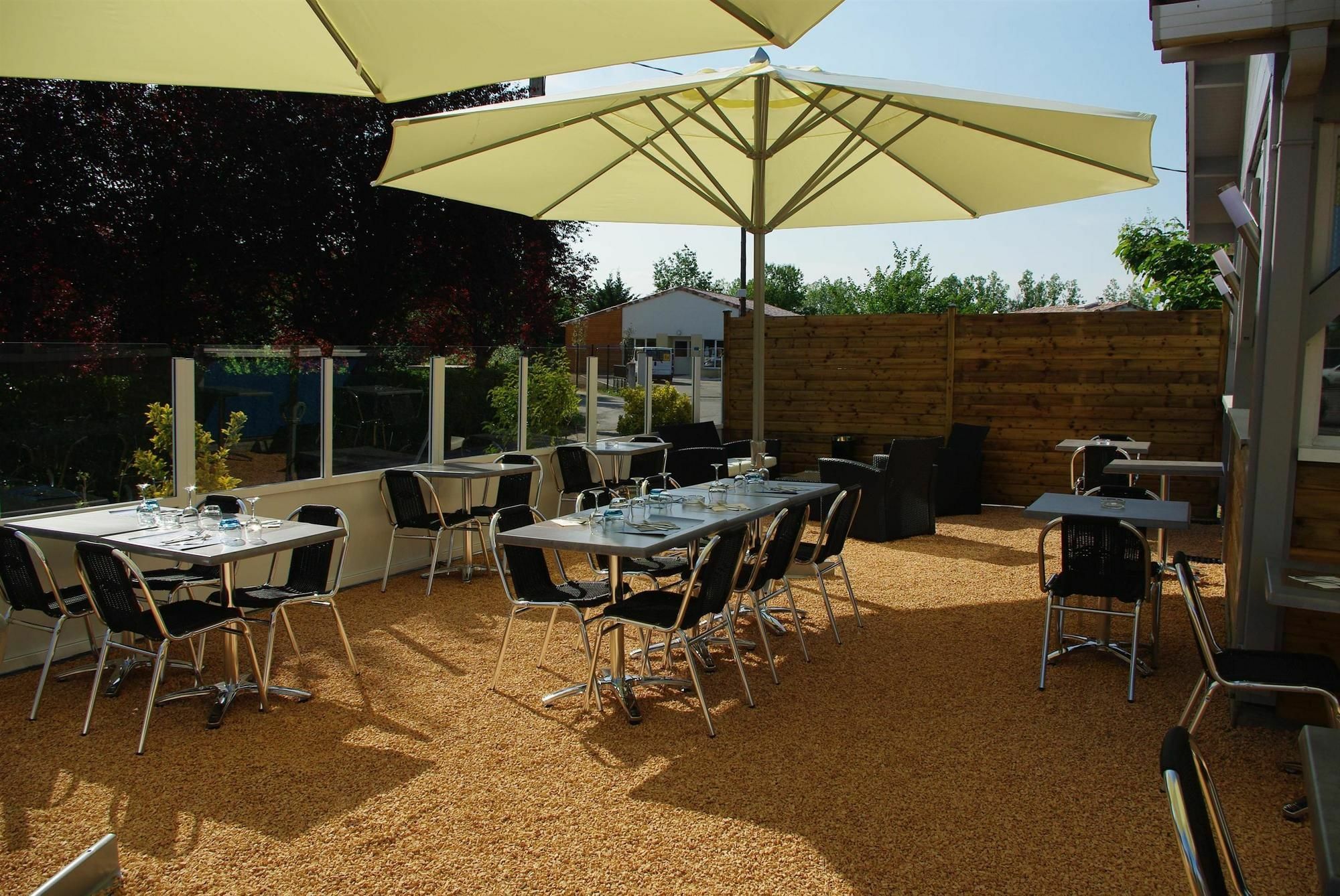 Hotel Kyriad Монтобан Ресторант снимка