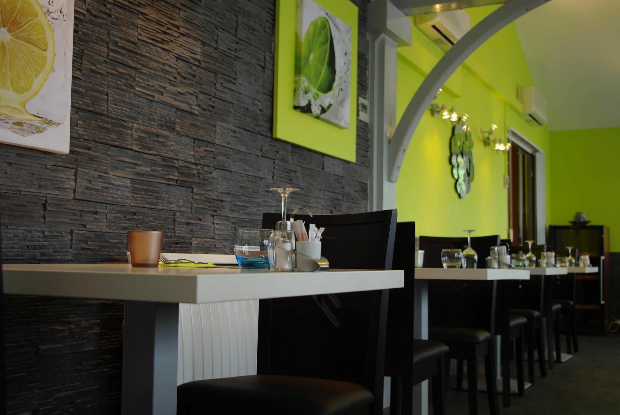 Hotel Kyriad Монтобан Ресторант снимка